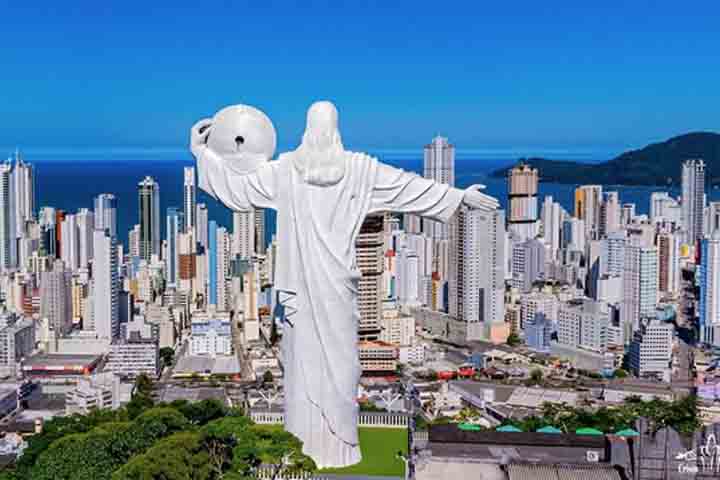 Cristo Luz de Balneário Camboriú (SC) – Inaugurado em 4 de outubro de 1997, o monumento possui 33 metros de altura e 22 de largura. Feito de argamassa, ferro, aço e cimento, segura um canhão de luz que simboliza o sol e projeta um feixe sobre a cidade. À noite, a estátua recebe iluminação colorida.