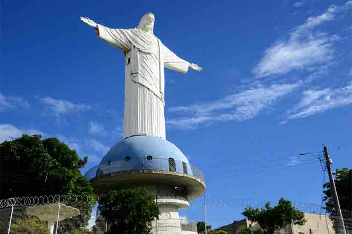 Cristo Redentor de Colatina (ES) – Inaugurado em 1976, o monumento possui 35,5 metros: 20 da imagem e 15,5 do pedestal. Construído pelo artista Antônio Francisco Moreira, fica no bairro Bela Vista e oferece uma vista panorâmica da cidade. Após permanecer fechado por anos, foi revitalizado e reaberto à visitação em 2025.