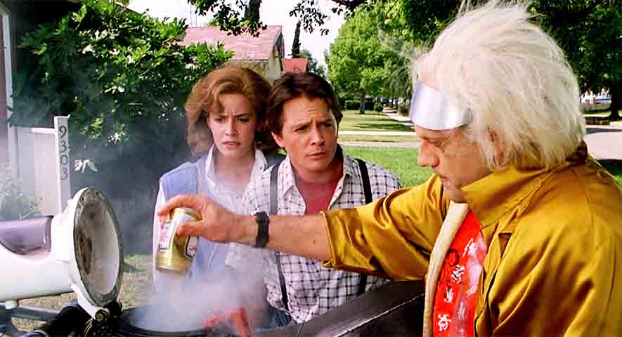 Em "De Volta para o Futuro: Parte II" (1989), Michael J. Fox retorna como Marty McFly, agora viajando para o futuro, especificamente 2015, para evitar que seu filho arruíne a família. No entanto, uma reviravolta leva a uma versão distópica de 1985, onde Biff Tannen domina Hill Valley.
