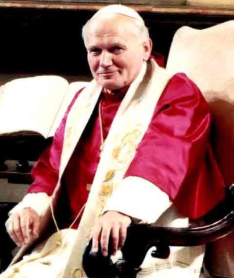 João Paulo II - Primeiro papa não italiano desde o holandês Adriano VI, Karol Józef Wojtyla nasceu Wadowice, na Polônia, e liderou a Igreja Católica por 26 anos e 168 dias - de 16 de outubro de 1978 até sua morte, aos 84 anos, em 2 de abril de 2005. 
