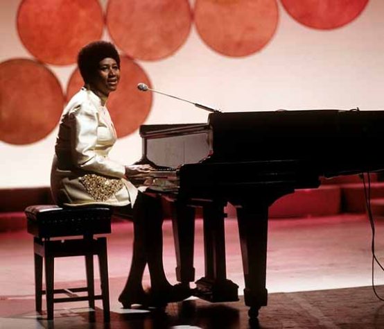 Os cantores que também são pianistas 