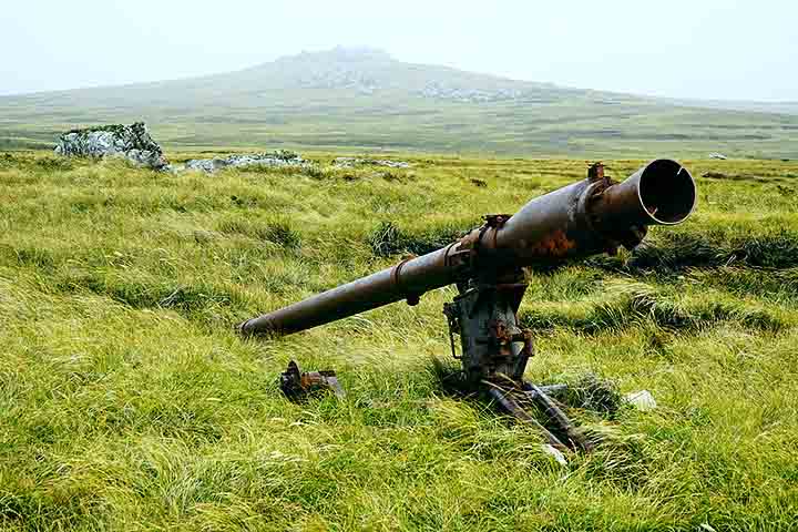 Mount Longdon é um dos locais mais marcantes da Guerra das Malvinas, cenário de uma das batalhas  entre tropas britânicas e argentinas. Hoje, preserva trincheiras e memoriais que homenageiam os soldados caídos.