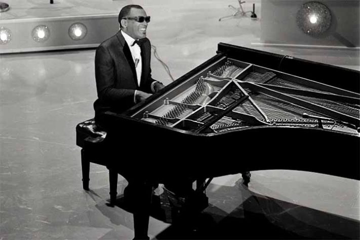 Os cantores que também são pianistas 