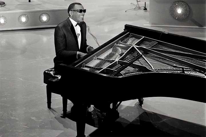 Ray Charles (1930-2004): natural do estado da Geórgia, nos Estados Unidos, é celebrado como um dos maiores nomes da música no século 20 (está no top 10 da revista Rolling Stones). Pioneiro da soul music, perdeu a visão na infância, o que não impediu que desenvolvesse seu talento instrumental e vocal. 

