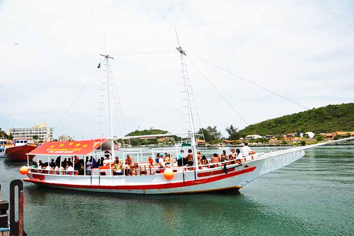 Os passeios de barco são uma das formas mais populares de conhecer Arraial do Cabo. Partindo da Praia dos Anjos, os roteiros passam por praias paradisíacas como a do Farol e as Prainhas do Pontal do Atalaia, além de pontos como a Gruta Azul e a Fenda de Nossa Senhora. - Telma Flora/Ascom