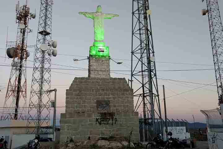 Cristo Rei de Cajazeiras (PB) – Instalada em 15 de junho de 1939 no morro que recebeu seu nome, a estátua foi doada por Silvino Bandeira de Melo e tornou-se um símbolo da cidade. Em 2026, a prefeitura avançou com um projeto de revitalização da área, incluindo a seleção de um novo monumento para o local.