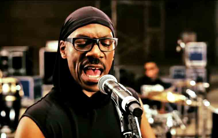 Outro ofício que Eddie Murphy exerce é o de cantor, seja como backing vocal ou em singles que fizeram sucesso - “Party All Time” e “Put Your Mouth On Me”. 
