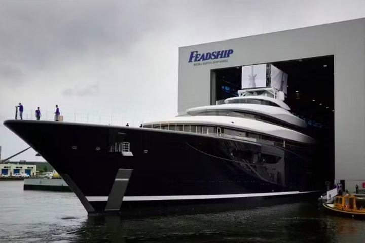 O "Breakthrough", construído em 2021 pela renomada estaleiro holandês Feadship, é um marco na indústria náutica por ser o primeiro superiate movido a hidrogênio do mundo. 