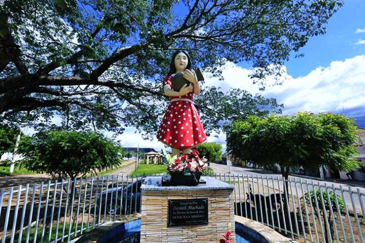 Estátuta da menina Benigna