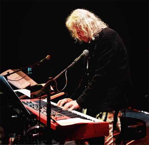 Os cantores que também são pianistas 