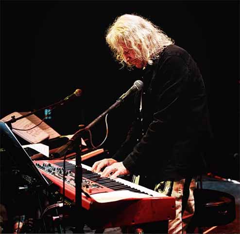 Marcos Valle: um dos principais nomes que surgiu na chamada “Segunda Geração da Bossa Nova”, nasceu em 14/9/1943 na cidade do Rio de Janeiro. Começou a estudar piano clássico na infância. Autor de músicas conhecidas como “Samba de Verão” e “Viola Enluarada”, ambas com o irmão Paulo Sérgio Valle”, construiu importante carreira internacional. 

