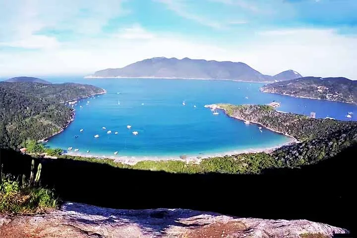 A trilha é também o caminho para a paradisíaca Praia do Forno, que pode ser acessada de barco por quem preferir evitar a caminhada. Um passeio imperdível! - - Reprodução do Youtube Mauricio Oliveira (Aventureiros)