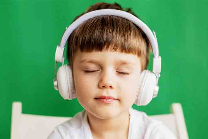 Criança autista usando fones de ouvido - Dia Mundial de Conscientização do Autismo - Imagem Freepik