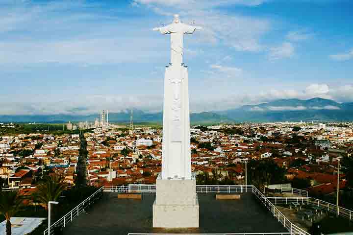 Cristo Redentor de Sobral (CE) – O monumento integra o Novo Alto do Cristo, complexo inaugurado em 2019 após a restauração da estátua e a reurbanização do entorno. O espaço possui escadaria de ligação com o Centro, mirantes, anfiteatro, playground, academia ao ar livre e rampas de acesso, combinando turismo, lazer e convivência