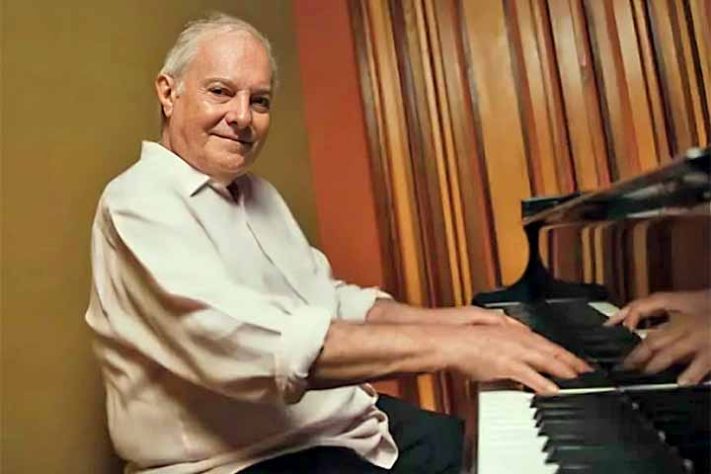Os cantores que também são pianistas 
