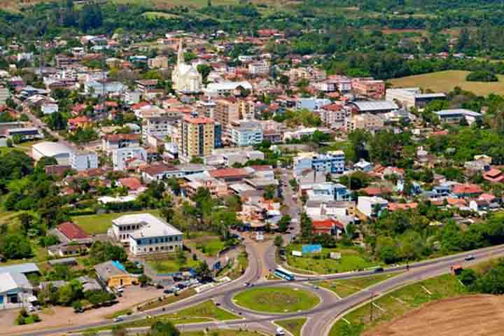 Com cerca de 20 mil habitantes, o município tem uma herança cultural influenciada principalmente pelos imigrantes alemães e italianos que se estabeleceram na região no século 19.