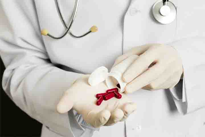 O objetivo do tratamento Ã© impedir o avanÃ§o do trombo e evitar complicaÃ§Ãµes. Assim, os anticoagulantes sÃ£o medicamentos que evitam a formaÃ§Ã£o de novos coÃ¡gulos e estabilizam os jÃ¡ existentes.
