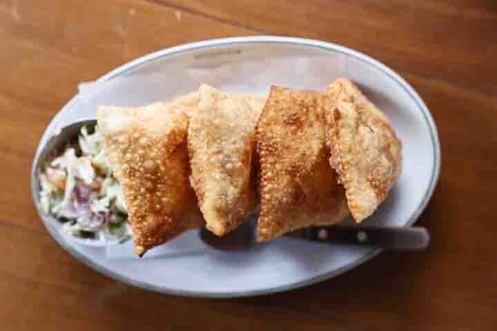 O pastel tem origens incertas, com influÃªncias chinesas, portuguesas e japonesas, mas foi no Brasil que ele ganhou sua cara mais conhecida: massa crocante, frita na hora, recheada com os mais variados ingredientes â?? carne, queijo, frango, pizza, chocolate, doce de leite, entre muitos outros.