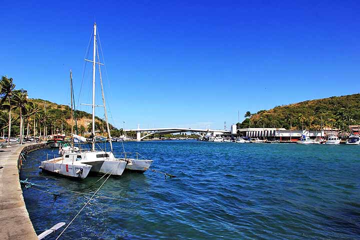 Apesar do nome, a Lagoa de Araruama é uma laguna hipersalina, sendo uma das maiores do mundo nesse tipo. Localizada na Região dos Lagos, cobre 160 km da costa do RJ e tem papel essencial na vida de muitas famílias de pescadores. - Halley Pacheco de Oliveira/Wikimédia Commons