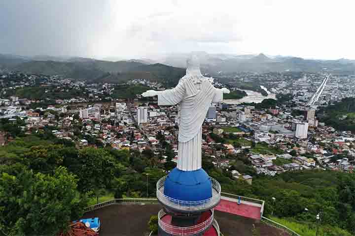 Cristo Redentor de Itaperuna (RJ) – Em 2021, tornou-se o primeiro monumento brasileiro reconhecido oficialmente como “irmão” do Cristo do Corcovado. Projetada por Antônio Francisco Moreira, a estátua fica no Morro do Castelo. A cerimônia de geminação também marcou a inauguração de um memorial aos pés do monumento.