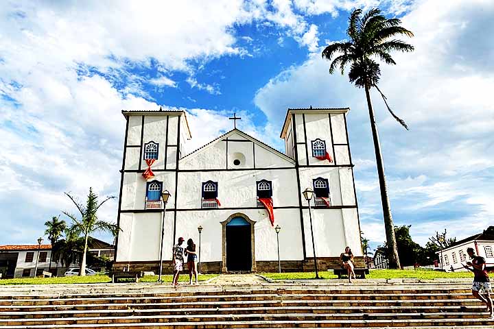 A santa fica exposta na igreja matriz Nossa Senhora do Rosário, no centro histórico de Pirenópolis, cidade com pouco mais de 25 mil habitantes, segundo dados do IBGE. 
