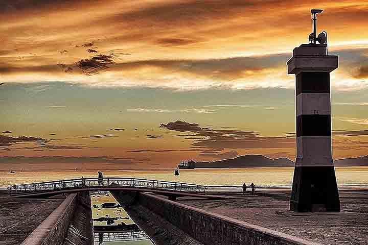 Uma dos pontos que marcam o urbanismo de Santos são os canais a céu aberto que se tornaram pontos de referência na cidade. Eles foram concebidos pelo sanitarista Saturnino de Brito e captam as águas fluviais (das chuvas).

