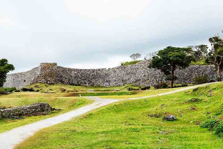 Castelo Nakijin (今帰仁城) construído durante o Período Sanzan., Ilhas Ryukyu, Japão - Monumento Yonaguni, Ilhas Ryukyu, Japão - CEphoto; Uwe Aranas/Wikimédia Commons
