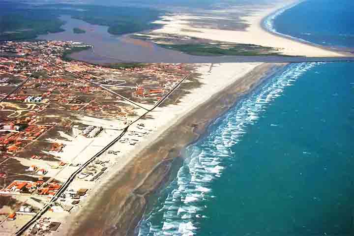 Praia Peito de Moça - Batizada com esse nome em função dos moldes de suas dunas, situa-se entre as Praias do Coqueiro e Atalaia. É uma praia tranquila, preenchida por areias brancas e mar azul. 
 -  Divulgação