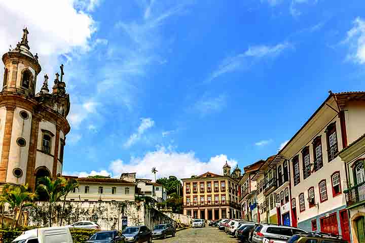 Para quem visita Lavras Novas, vale a pena reservar um tempo para conhecer Ouro Preto. A estrada que liga os dois lugares Ã© bonita e cheia de curvas, e o contraste entre o agito histÃ³rico de Ouro Preto e a paz bucÃ³lica de Lavras Novas torna o passeio ainda mais especial.-RODRIGO TETSUO ARGENTON /WikimÃ©dia Commons