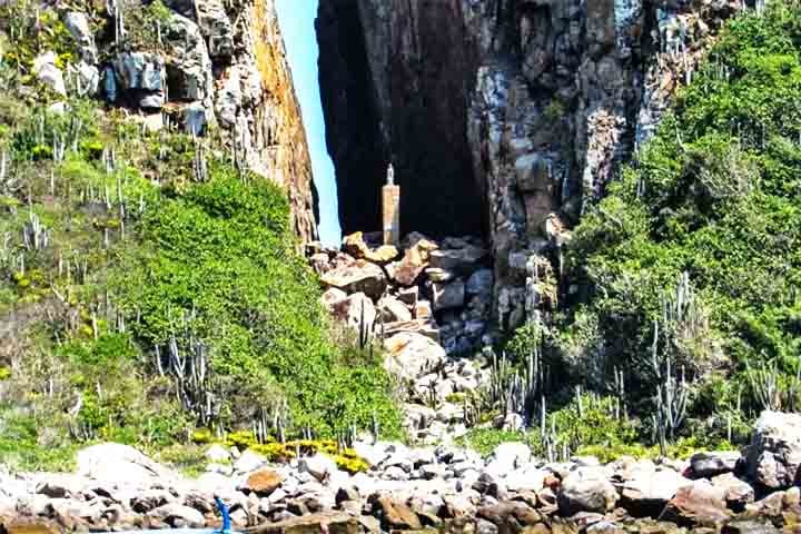 Começando por um dos pontos mais emblemáticos de Arraial do Cabo, a Fenda de Nossa Senhora. Ela combina beleza natural, espiritualidade e lenda. Formada por rochas imponentes, é um lugar de contemplação e fé, onde, segundo a tradição, pescadores viram a imagem da Virgem Maria surgir durante uma tempestade. - Divulgação