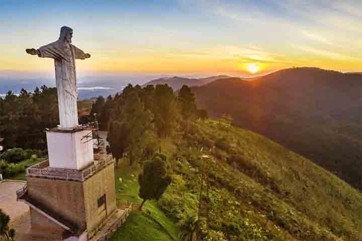 Cristo Redentor de Itaperuna (RJ) – Em 2021, tornou-se o primeiro monumento brasileiro reconhecido oficialmente como “irmão” do Cristo do Corcovado. Projetada por Antônio Francisco Moreira, a estátua fica no Morro do Castelo. A cerimônia de geminação também marcou a inauguração de um memorial aos pés do monumento.