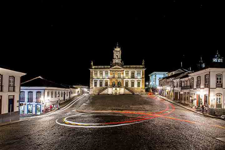 Suas ladeiras íngremes, igrejas barrocas e museus preservam a memória do Brasil colonial, atraindo turistas do mundo todo. A cidade é vibrante e culturalmente rica, com calendário de eventos que vai do carnaval universitário a festivais de música e cinema.-Ricardo Takamura /Wikimédia Commons