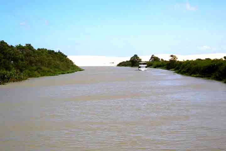 O município de Luis Correia fica a somente 12 km da cidade de Parnaíba, o que garante ao turista que quer desfrutar de suas praias a possibilidade de hospedar-se em uma cidade com melhor infraestrutura. 
 - Flickr Vanderson de Paulo