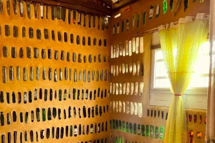 "A Casa de sal, dentro da nossa pesquisa, é a primeira casa no mundo que utiliza garrafas de vidro na vertical na construção, e esse fato contribui diretamente na iluminação e no seu design", explicou Maria Gabrielly.-Reprodução/@casadesal.eco