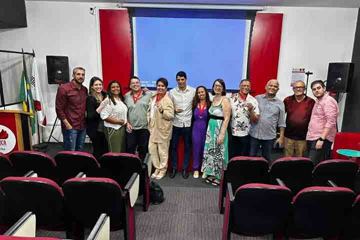 O evento foi um sucesso nacional, revelando a grande demanda por conhecimento sobre o autismo. A iniciativa cresceu, tornando-se a Academia do Autismo, que hoje oferece cursos e conteúdo educativo para pais, professores e profissionais da área.