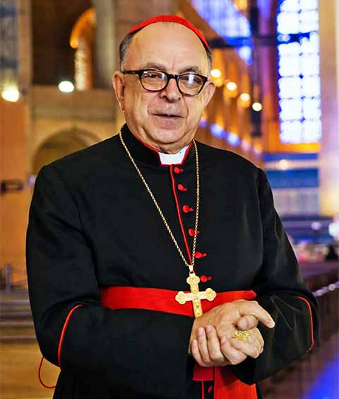 AlÃ©m dos sete brasileiros aptos a votar no sucessor do Papa Francisco, o Brasil tem mais um cardeal, Raymundo Damasceno de Assis, de 88 anos.

-ReproduÃ§Ã£o de  Thiago Leon/SantuÃ¡rio Nacional de Aparecida