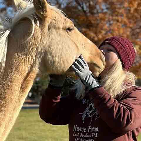 Os resultados mostraram que os cavalos processam expressões de raiva principalmente pelo olho esquerdo, que envia informações ao hemisfério direito do cérebro, responsável por estímulos negativos.