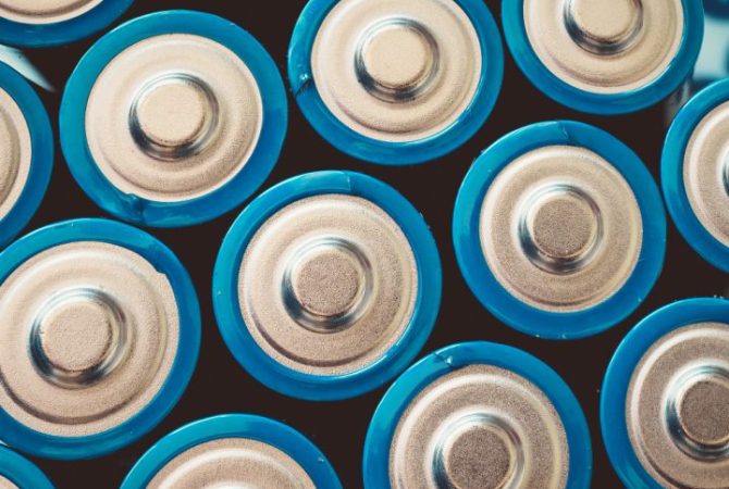 De risco ambiental a item decorativo: pilhas usadas viram “tesouro” doméstico