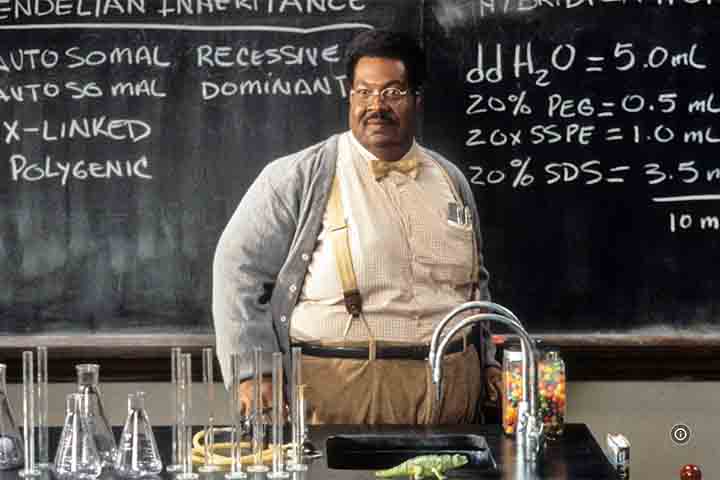 Em 1996, o ator protagonizou mais um filme importante de sua galeria, “O Professor Aloprado”. Ele foi indicado ao Globo de Ouro de Melhor Ator em Comédia ou Música por filmes como “Um Tira da Pesada”, “Trocando as Bolas” e o próprio “O Professor Aloprado”. 