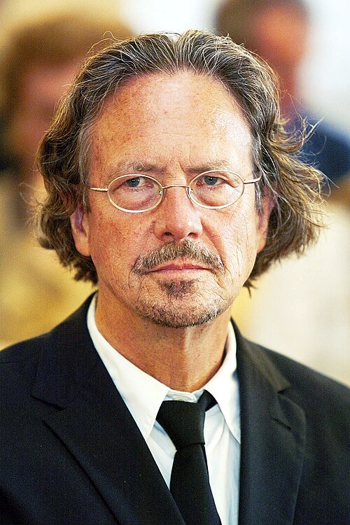 2019 - O austríaco Peter Handke foi laureado por sua prosa lírica e reflexiva. Em A Angústia do Goleiro Diante do Pênalti, explora silêncio, linguagem e alienação com estilo denso e filosófico. Sua premiação causou polêmica.
