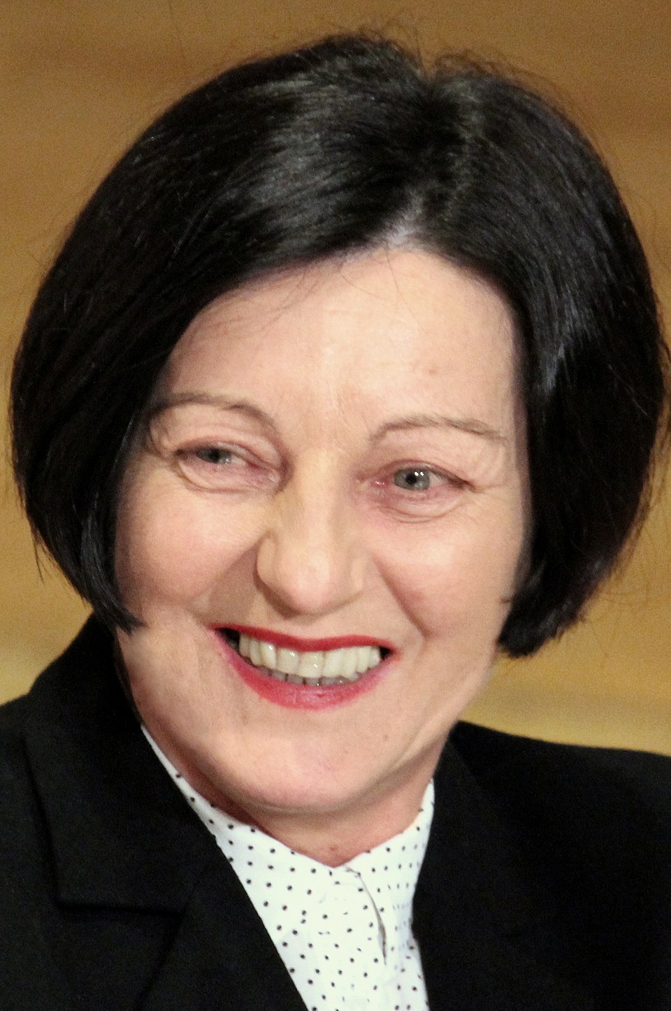 2009 - A germano-romena Herta Müller venceu o Nobel por retratar a vida sob opressão totalitária. Em O Compromisso, mistura lirismo e tensão, expondo as feridas deixadas pela vigilância e censura do regime comunista.