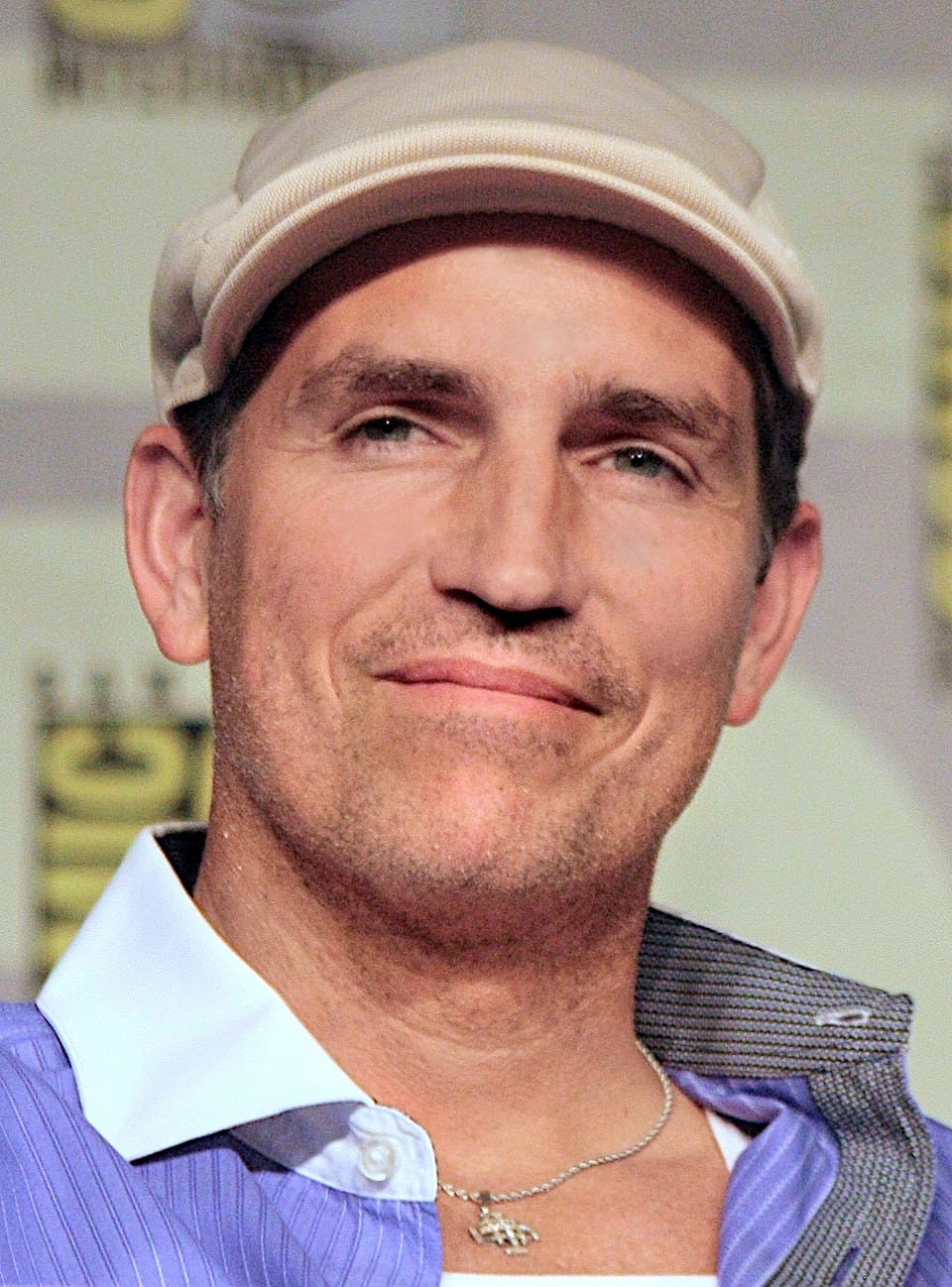Nascido em 26 de setembro de 1968 em Mount Vernon, Washington, James Patrick Caviezel Jr começou a carreira em 1991, seguindo o rumo da mãe, atriz de teatro. Ele chegou a jogar basquete no colégio e pensava em seguir carreira esportiva, mas uma lesão no pé o afastou desse caminho.  - Thibault - flickr wikimedia commons