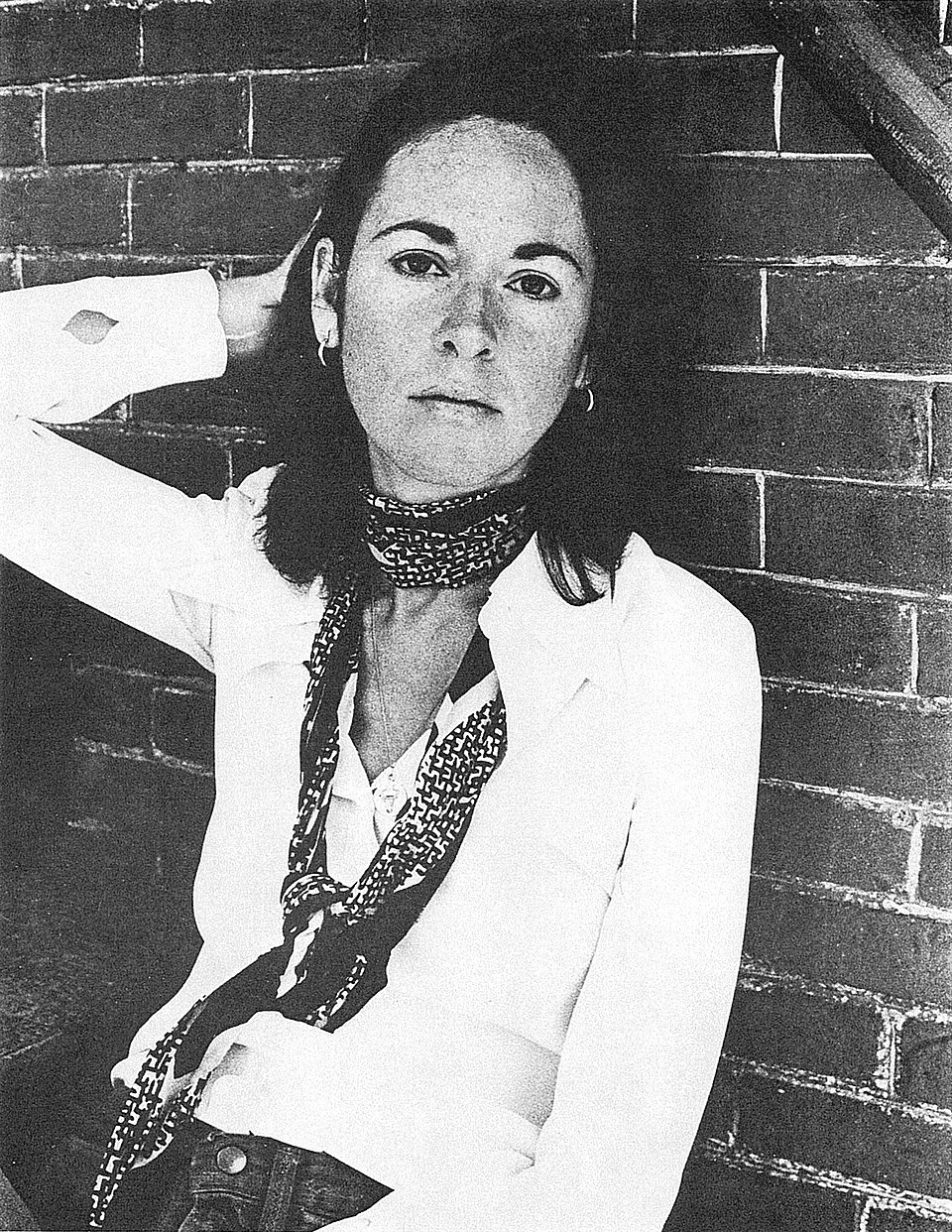 2020 - A norte-americana Louise Glück foi reconhecida por sua poesia intensa e pessoal. Em A Íris Selvagem, aborda temas como perda, maternidade e passagem do tempo, com linguagem clara e uma sensibilidade profunda.