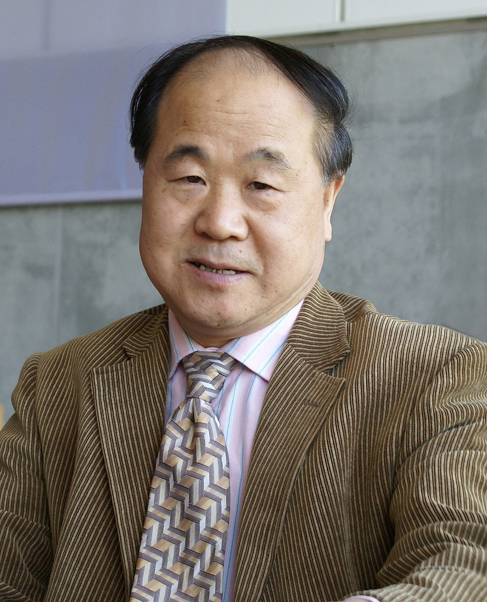 2012 - O chinês Mo Yan venceu o Nobel por misturar realismo mágico e tradições populares. Em Sorgo Vermelho, retrata a brutalidade da história rural chinesa com humor, violência e um olhar crítico sobre o autoritarismo.