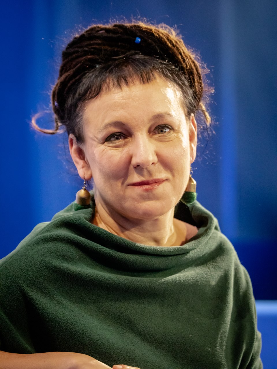 2018 - A polonesa Olga Tokarczuk foi premiada por sua imaginação narrativa e construção de mundos interligados. Em Os Vagantes e Sobre os Ossos dos Mortos, aborda temas como viagem, identidade e espiritualidade com originalidade.