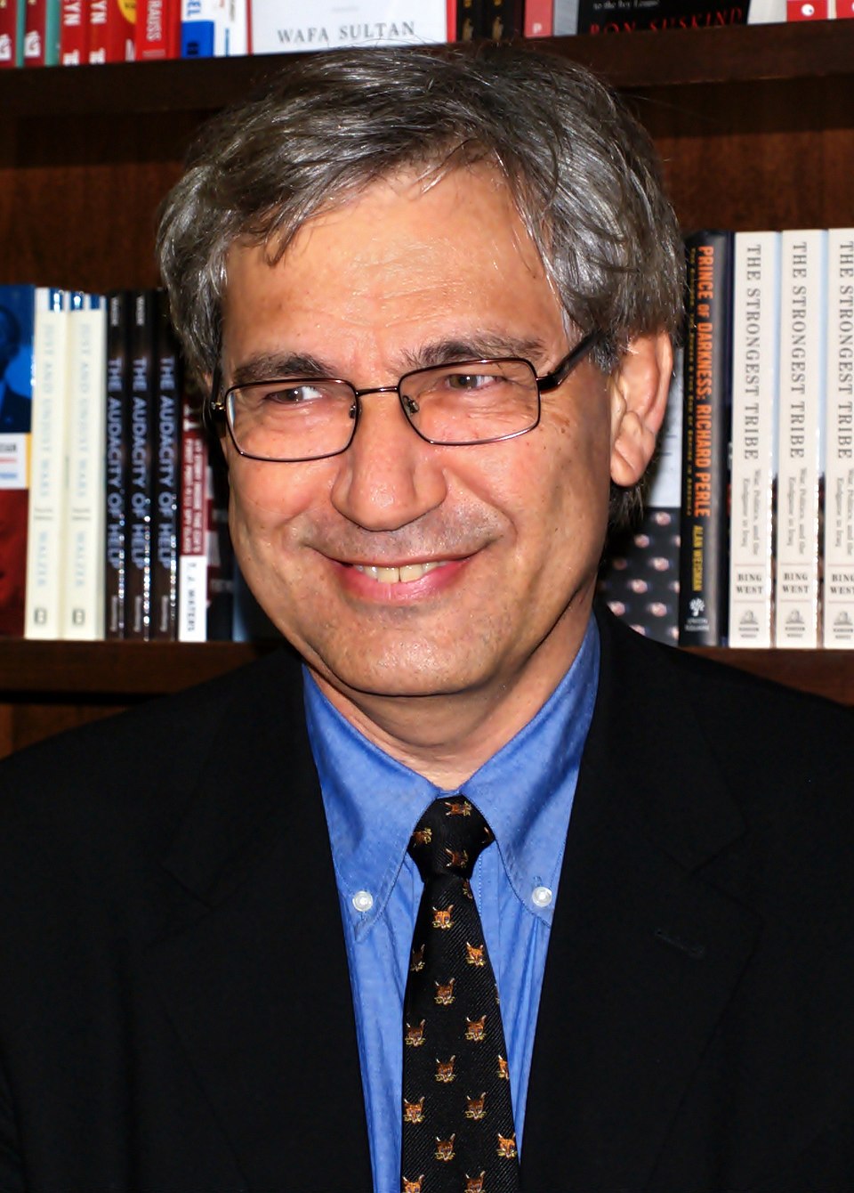 2006 - O turco Orhan Pamuk foi reconhecido por explorar conflitos entre Oriente e Ocidente. Em romances como Neve e Meu Nome é Vermelho, mistura história, política e identidade com lirismo e profundidade filosófica.