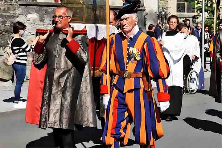 Quando lideranÃ§as estrangeiras fazem visitas de estado ao Vaticano, a Guarda SuÃ­Ã§a desloca uma tropa de honra para essas autoridades (presidentes e primeiros-ministros).

