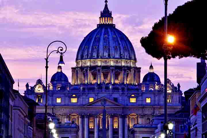 Um enclave localizado dentro de Roma, capital da Itália, o Vaticano foi criado pelo Tratado de Latrão, em 1929.