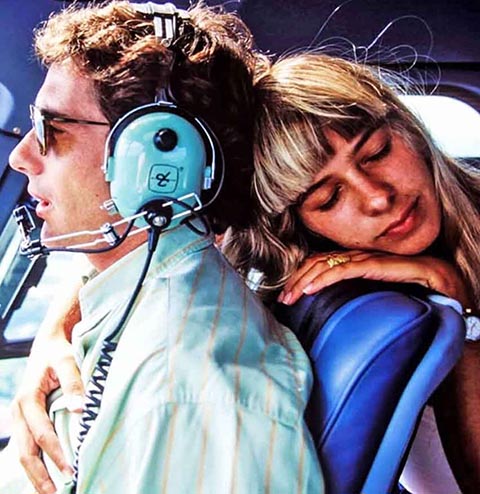 Quando Ayrton Senna morreu em acidente no GP de San Marino, em Ímola, na Itália, em 1/5/1994, ele namorava Galisteu há um ano e meio.
