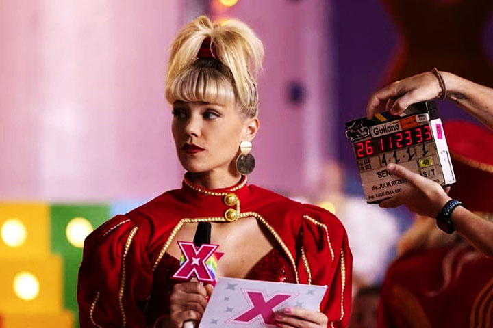 O romance entre Senna e a Rainha dos Baixinhos da Globo se estende por um episódio inteiro da série, o que para os fãs deixou explicita a diferença de tratamento.
